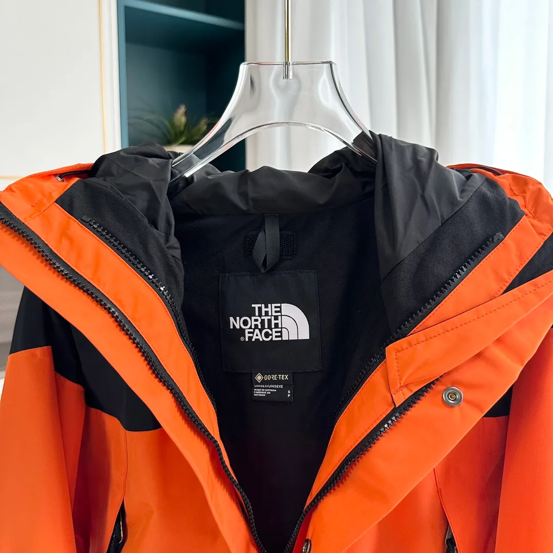 Style No.: C 01 P240 Top Original Violent Orange 𝐓𝐡𝐞 𝐍𝐨𝐫𝐭𝐡 𝐅𝐚𝐜𝐞 ｜𝟭𝟵𝟵𝟬 𝐆𝐨𝐫𝐞-𝐓𝐞𝐱｜TNF North Face Classic Jacket 1. Waterproof to the international ISO standard 90 (ISO 4) level to achieve the rolling effect of water droplets on a lotus leaf! 2. Fabric: 2L double-layer Gore-tex fabric is used. The surface layer of the fabric is made of ultra-high-strength waterproofing and the inner layer is covered with film, so it achieves a three-layer waterproof effect, making the garment waterproof and anti-fouling and breathable for excellent outdoor effects. 3. Embroidery: Imported Barudan/Behringer embroidery machine restores ZP. BEHRINGER's 10,000-needle embroidery is neat and three-dimensional, with full three-dimensionality and the charm of each letter. Each stroke has a strong three-dimensional effect. 4. Accessories: Original YKK zipper for the whole garment, which can withstand 100,000 pulls and wear, and original Velcro. The four-button buttons are customized from the original Japanese SELEX. 5 buttons are all in the same direction. The washed QR code is consistent with zp and can be scanned! 6. The entire garment adopts heat-sealing and gluing technology, and all seams are bonded with high-temperature gluing. Size xs s m L x L xx L